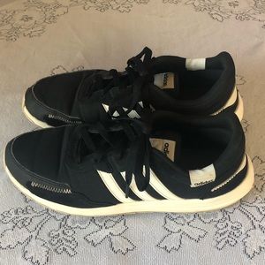 SHOES - Women's retro style Adidas "Retrorun" black and white sneakers. Size 10